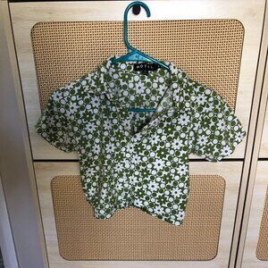 Retro MOTEL Green and White Flower Design Crop Top Collar T-Shirt with Buttons